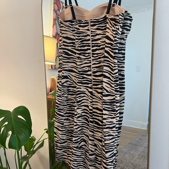 SOLD 🥰 Victoria’s Secret Y2K Zebra Bodycon Dress - Picture 2 of 4